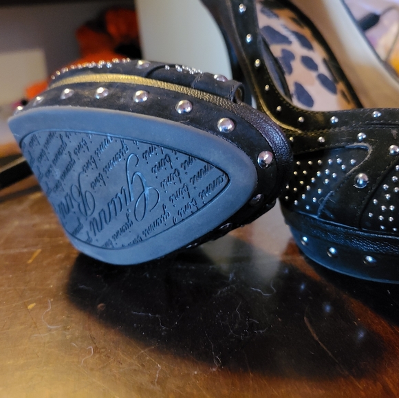 Heels - Picture 2 of 3